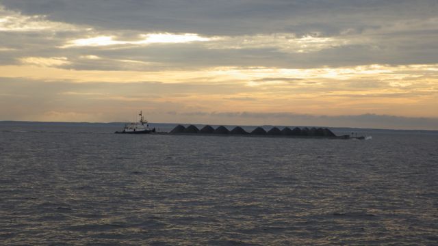 7.09am - barge with heaps 5-28-15