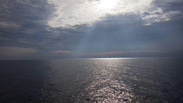 8.00am - sun streaks glare water  5-28-15