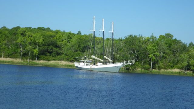 9.36am - steel boat - at anchor - 5-5-15