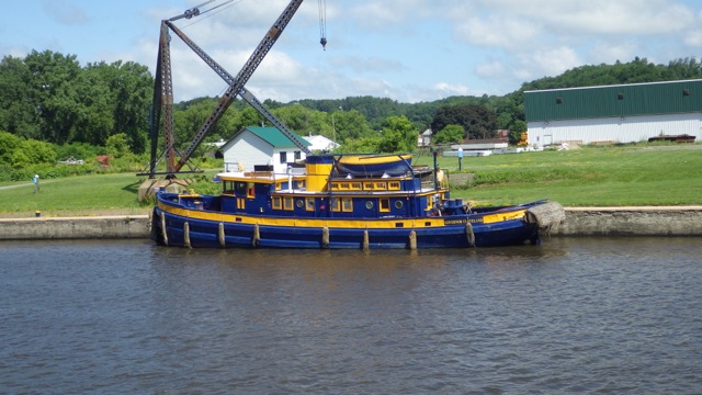 10.19am - tug boat along the wall at lock 12 6-24-15