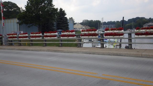 17.19 - 5.19pm - flower pots in memory of along the bascule bridge 09-03-15