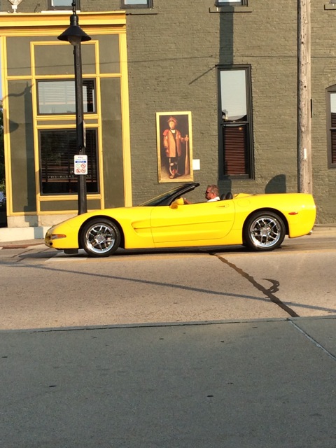 18.19 - 6.19pm - fancy car near the portrait 09-01-15