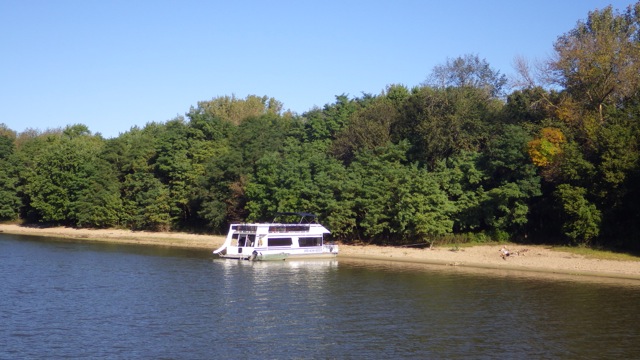 8.57am - house boat along the water edge 9-13-015