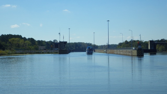 11.06am - Approaching Beville Lock 10-11-15