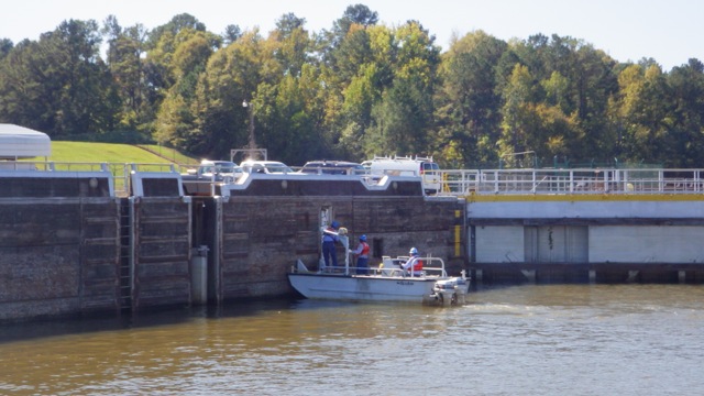 11.23am - cleaning the ruler within the Coffeeville lock 10-14-15