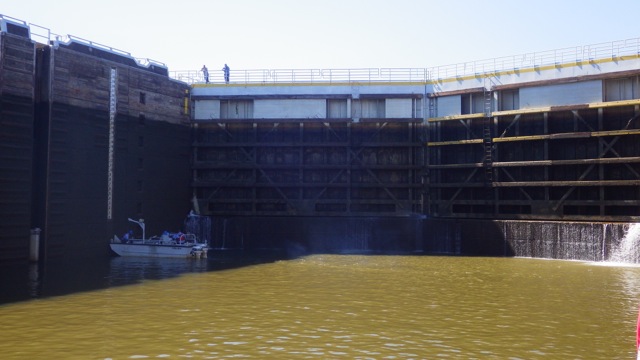 11.32am - workers waiting for Coffeeville lock to open 10-14-15