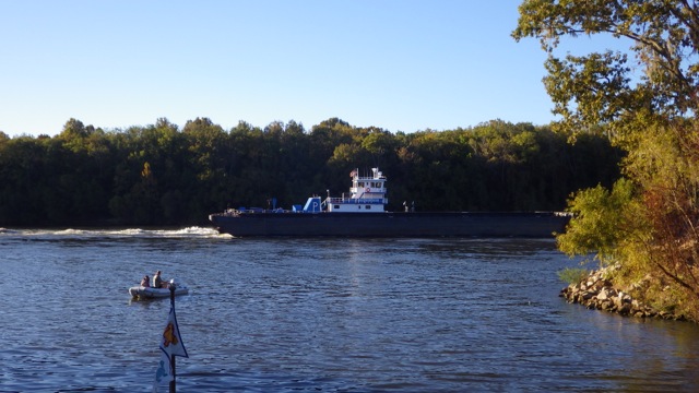 17.11 - 5.11pm - passing barge and dinghy 10-13-15