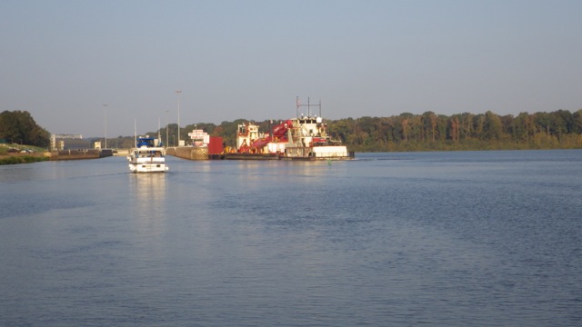 8.12am - approaching Demopolis Lock - tow out of the lock 10-13-15
